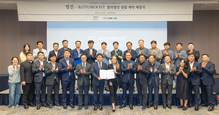 영진솔루션과 로토부스트의 차세대 청록수소 및 친환경 탄소소재 밸류체인 구축을 위한 합작법인 설립 계약 체결식이 열린 12일 롯데호텔 울산에서 유성학 영진솔루션 대표이사와 카이사 니쿨라이넨 최고경영자가 계약을 체결한 뒤 관계자들과 기념촬영을 하고 있다. 최지원 기자