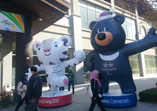 2018 평창 동계올림픽과 동계패럴림픽 마스코트인 수호랑과 반다비. 울산매일 포토뱅크