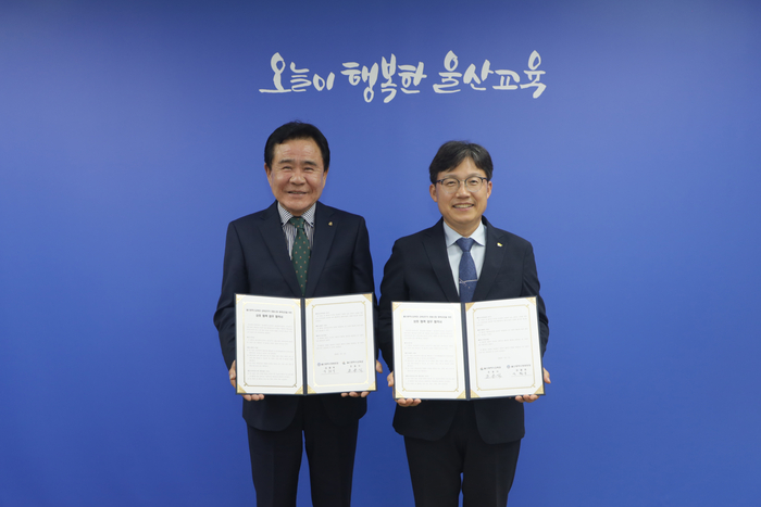 조용식 교육감과 김철욱 울산체육회장이 12일 시교육청 접견실에서 ‘교육공무직 채용시험 체력 검정 도입을 위한 업무 협약’을 맺고 기념사진을 찍고있다. 울산교육청 제공