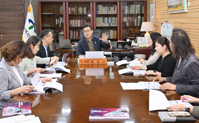 울산 중구는 12일 중구청 구청장실에서 ‘시계탑 일원 로컬브랜딩 마스터플랜 용역’ 최종 보고회를 개최했다. 중구 제공