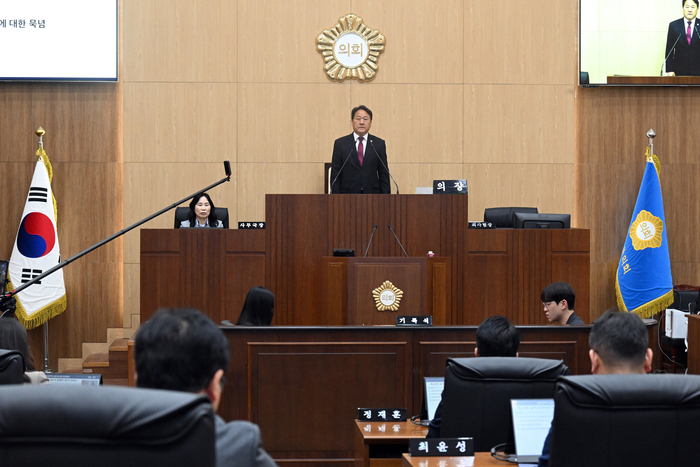 울주군의회는 12일 본회의장에서 이순걸 군수를 비롯한 관계공무원이 참석한 가운데 제249회 제1차 정례회 제1차 본회의를 열고 오는 30일까지 19일간의 회기 일정에 돌입했다.