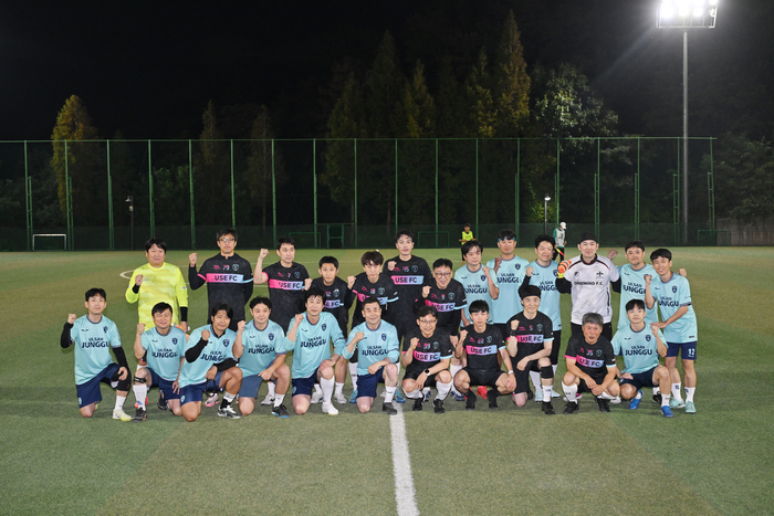 울산 중구는 지난 12일 오후 6시 20분 중구다목적구장에서 ‘중구청-울산시교육청 친선 축구 경기’를 개최했다. 중구 제공