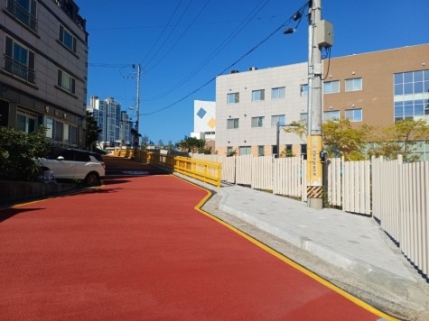 울산 동구는 방어진초등학교 일원 어린이들의 안전한 통학 환경을 조성하기 위한 ‘안전한 통학로 조성사업’을 최근 완료했다고 13일 전했다. 동구 제공