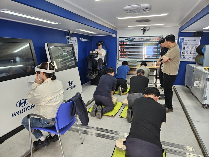 학교와 기관의 현장 노동자들이 13일 울산교육청에 설치된 산업안전 체험 트럭에서 심폐소생술 실습을 하고있다. 울산교육청 제공