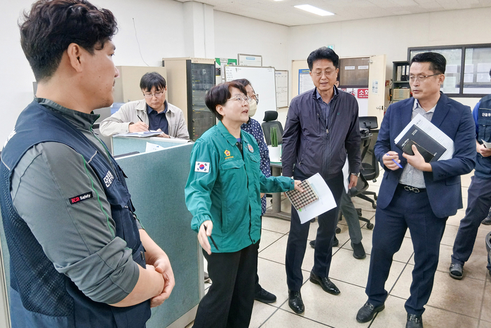 울산시의회 문화복지환경위원회 이은주 의원은 13일 울산 하수슬러지처리시설을 방문해 현장 간담회를 열었다. 울산시의회 제공