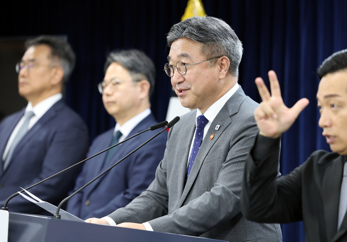 윤호중 행정안전부 장관이 13일 정부서울청사 본관 브리핑룸에서 2차 중앙행정기관 이전 세부계획을 발표하고 있다. 행안부는 이날 법무부와 성평등가족부, 외교부, 통일부, 국방부 등 수도권에 있는 중앙행정기관(부처) 등 44곳을 2027년부터 2031년까지 세종으로 단계 이전한다고 밝혔다. 연합뉴스