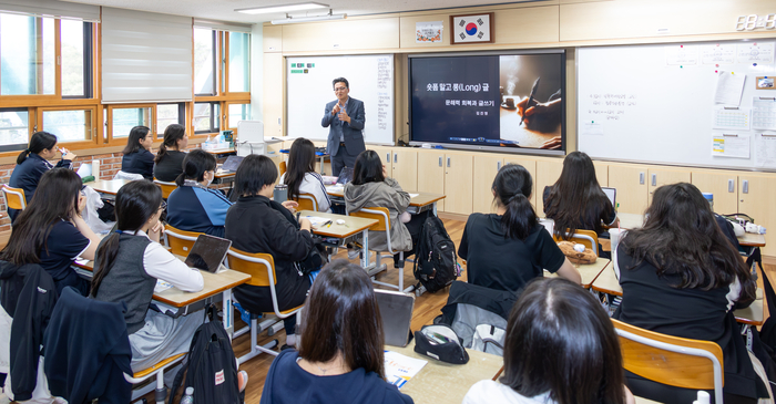 본지 김진영 편집국장이 13일 울산 남구 성광여자고등학교에서 ‘버릴수록 선명해지는 글의 본질’을 주제로 수업을 진행하고 있다. 최지원 기자