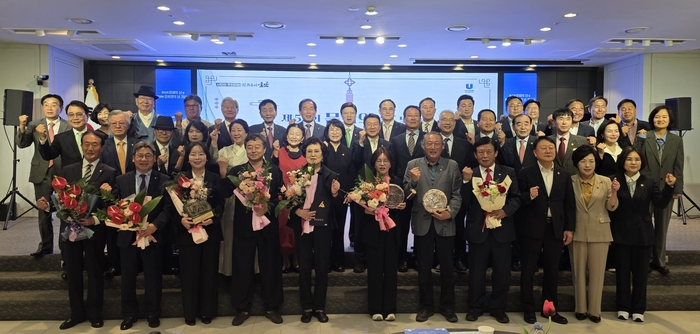 울산광역시문화원연합회는 14일 울산시티컨벤션에서 ‘제55회 문화의 날 및 제19회 문화원의 날 기념식’을 열었다. 수상자와 참여자들이 기념촬영을 하고 있다. 울산광역시문화원연합회 제공