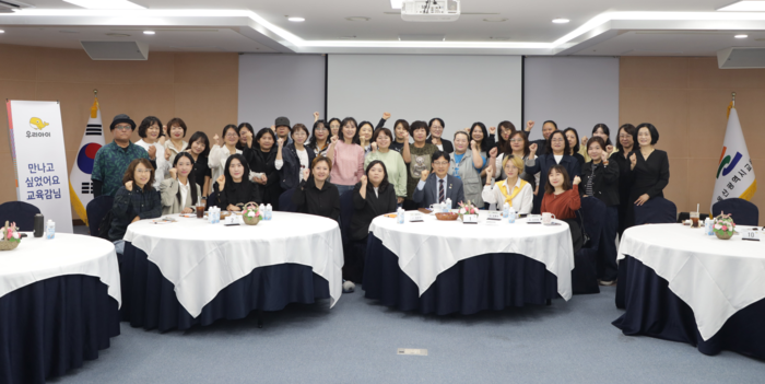 조용식 교육감과 울산장애인학부모 회원들이 14일 시교육청 집현실에서 ‘제4회 시민과 만나는 교육감’을 열고 기념사진을 찍고있다. 울산교육청 제공