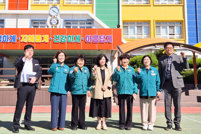 울산시의회 강혜순 교육위원장은 허희정 윤리특별위원장, 이은주, 전영희 의원과 함께 14일 오전 동구 문현초등학교, 서부초등학교, 대송고등학교 3곳을 찾아 학교시설 노후화와 통학로 안전 실태를 점검하고 개선방안을 논의했다. 울산시의회 제공