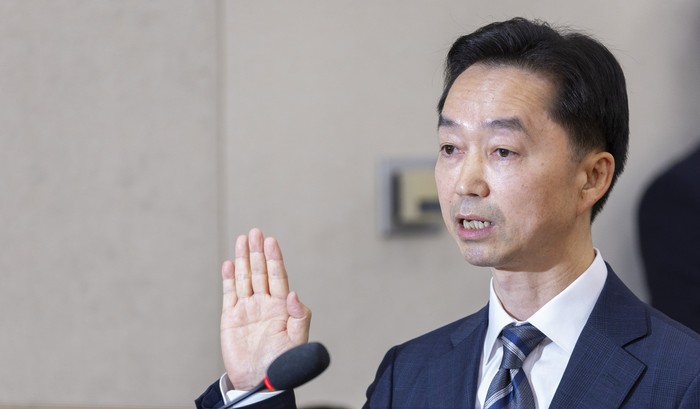 김지용 초대 중대범죄수사청장 후보자가 14일 국회 행정안전위원회에서 열린 인사청문회에서 선서 전 청문위원들에게 인사하고 있다. 연합뉴스