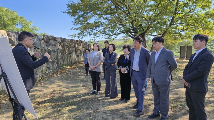 울산남구의회 행정자치위원회는 외황강 역사문화권인 개운포 경상좌수영성과 성암동패총, 처용암을 차례로 둘러보며 관계자로부터 사업 추진 상황을 보고받고 역사적 가치 보존과 관광 활성화 방안에 대해 논의했다. 남구의회 제공