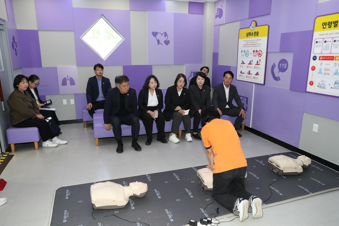 울산남구의회 복지건설위원회는 남구가족센터와 남구행복안전체험관을 찾아 시설을 둘러보며 운영 현황과 안전관리 실태를 면밀히 살폈다. 남구의회 제공