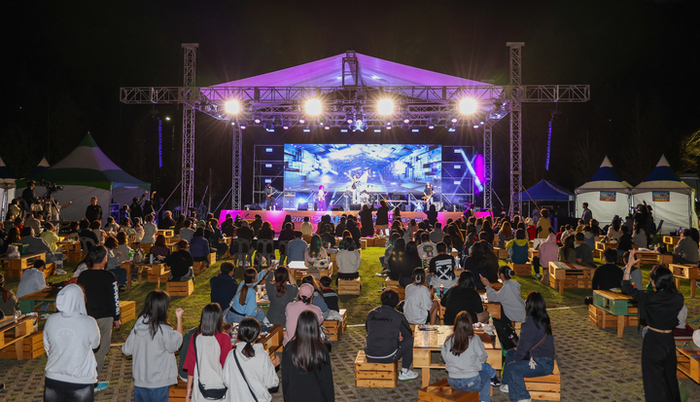 ‘ 2024울산 전국 직장인&동호인밴드 페스티벌’에서 ‘로맨틱펀치’가 화려한 축하 무대를 선사하고 있다. 울산매일포토뱅크