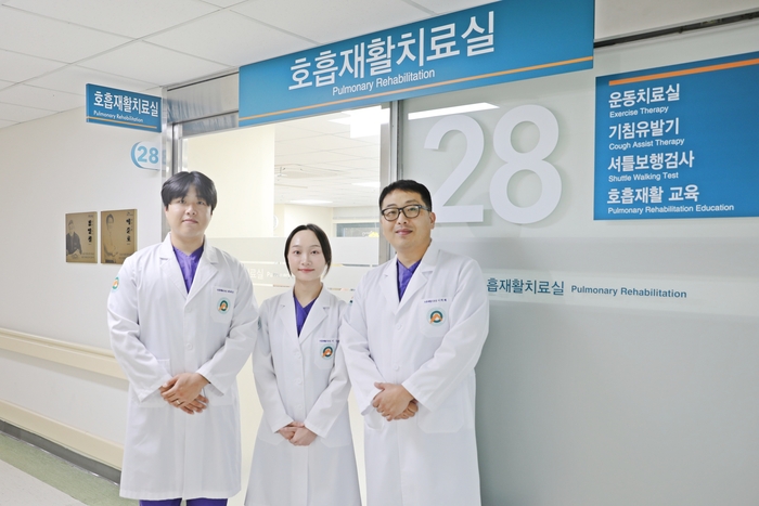 (왼쪽부터)배해찬·이슬·이학재 호흡재활 전문 물리치료사. 울산대병원 제공