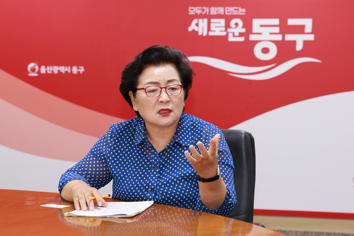 인터뷰에 답변중인 천기옥 동구청장. 동구 제공