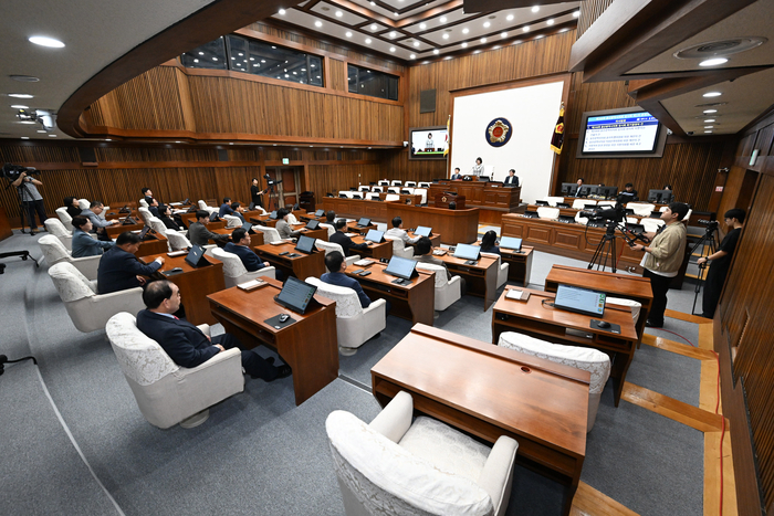 울산시의회(의장 이영해)는 의원 징계요구의 건과 위원 사·보임의 건 등 신속한 안건 처리를 위해 15일부터 19일까지 5일간 제268회 임시회를 개최한다. 울산시의회 제공