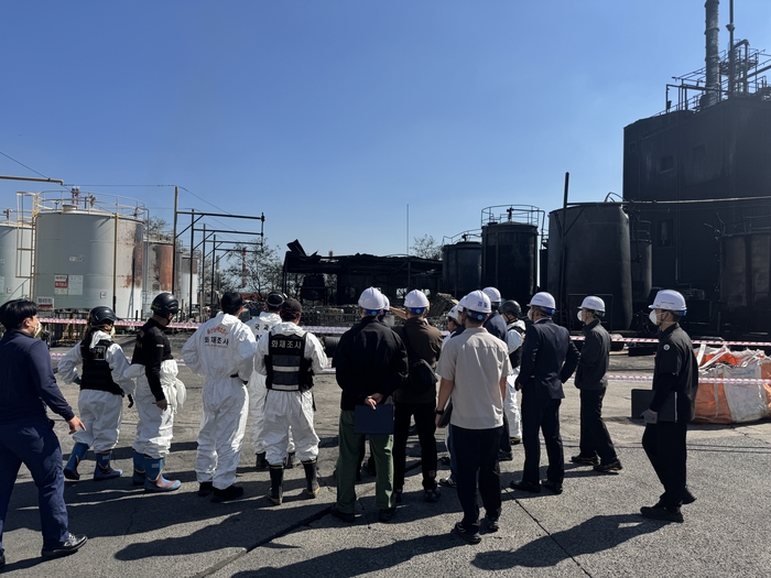 지난 14일 울산 울주군 온산읍 화학제품 제조업체에서 발생한 화재 현장에 대한 합동감식을 하고 있다. 울산소방본부 제공.