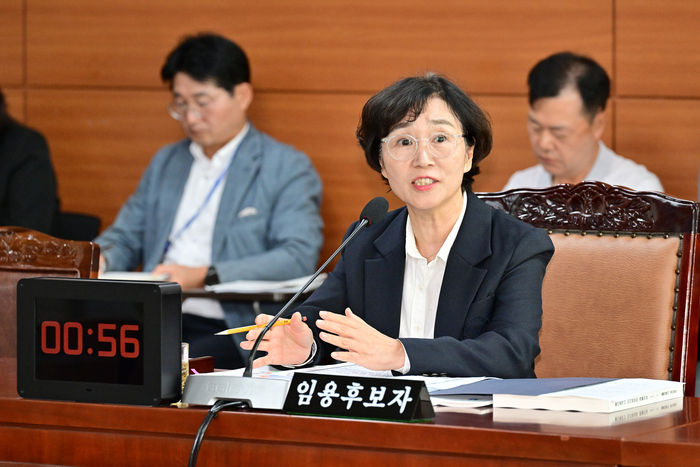 울산시의회는 16일 시의회 행정자치위원회 회의실에서 울산시설관리공단 이사장 후보자에 대한 제2차 인사청문특별위원회를 열고 이영순 임용후보자에 대한 인사검증을 실시했다. 사진은 이 후보가 답변을 하고 있다. 울산시의회 제공