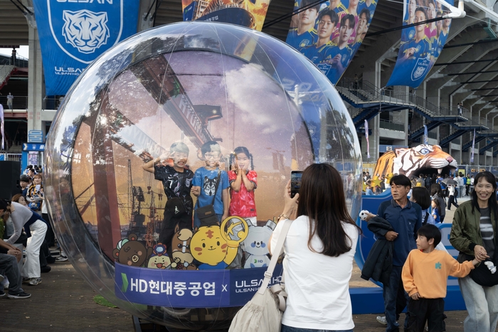 HD현대중공업은 지난 17일(토) 울산 문수월드컵경기장에서 열린 울산 HD FC 홈경기와 연계해 ‘HD현대중공업과 함께하는 동구 해피데이 페스타’를 개최했다. HD현대중공업 제공