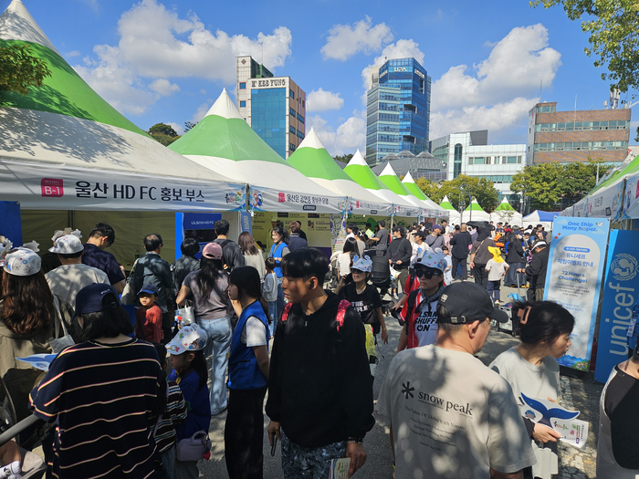 고래축제 현장에 다양한 체험·홍보 부스가 운영됐다.