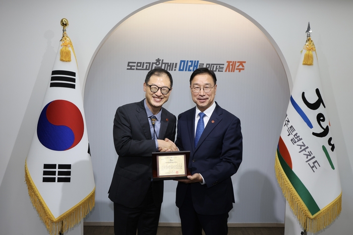 지난 16일 제주특별자지도청에서 김상욱 울산시장이 위성곤 제주도지사에게 명예도민증을 수여받고 있다. 울산시 제공