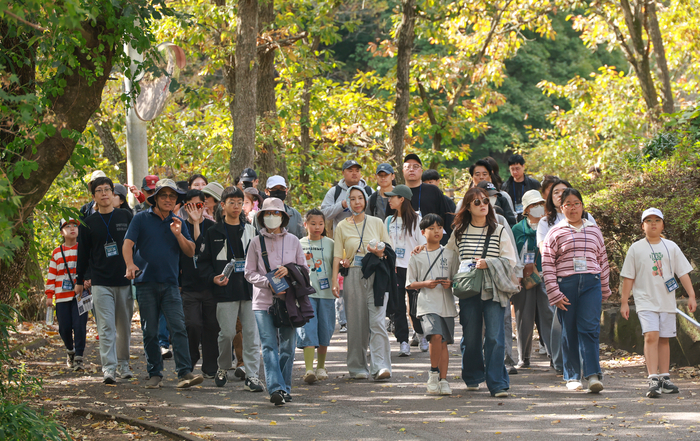 참가자들이 해설사의 설명을 들으며 산책로를 걷고 있다. 최지원 기자