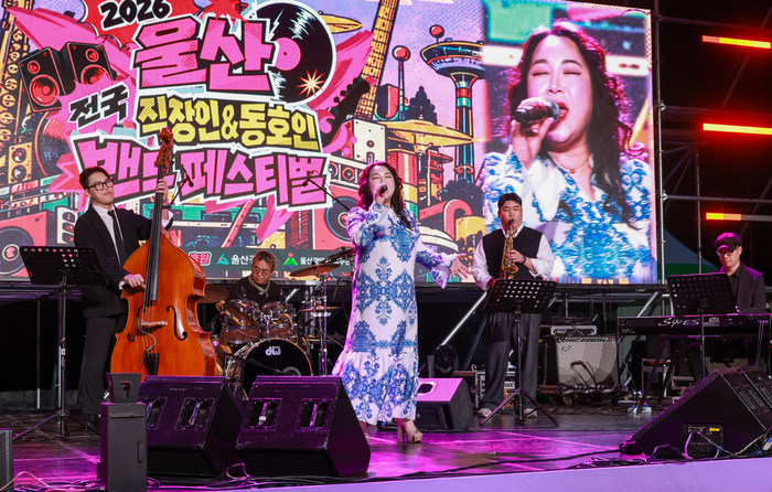 식전공연으로 위나밴드이 가을밤과 어우러지는 감미로운 재즈공연을 선보이고 있다. 최지원 기자