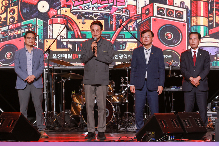 이순걸 울주군수, 홍성우 울산시의회 부의장, 권중건 울주군의원, 본지 김진영 편집국장이 인사말을하고 있다. 최지원 기자