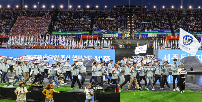 제107회 전국체육대회 개회식이 열린 지난 16일 오후 제주월드컵경기장에서 울산광역시 체육회 선수단이 입장하고 있다. 이수화 기자