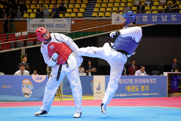양준영 선수가 18일 제주 한라체육관에서 열린 태권도 남자대학부 +87kg급 결승 경기를 하고 있다. 이날 경기에서 양 선수는 금메달을 목에 걸었다. 이수화 기자