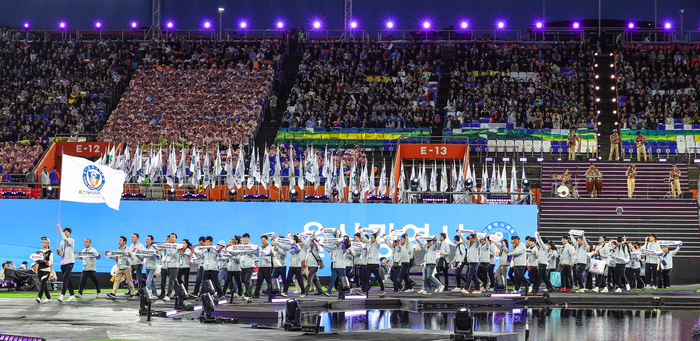 제107회 전국체육대회 개회식이 열린 지난 16일 오후 제주월드컵경기장에서 울산광역시 체육회 선수단이 입장하고 있다. 이수화 기자