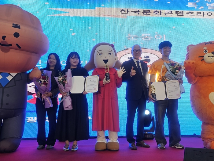 울산 중구의 대표 캐릭터인 울산 큰애기가 지난 17일 대전컨벤션센터 제2전시장에서 열린 ‘2026 대한민국 지자체·공공 캐릭터 페스티벌’ 시상식에서 한국문화콘텐츠라이센싱협회 회장상(특별상)을 받았다. 중구 제공