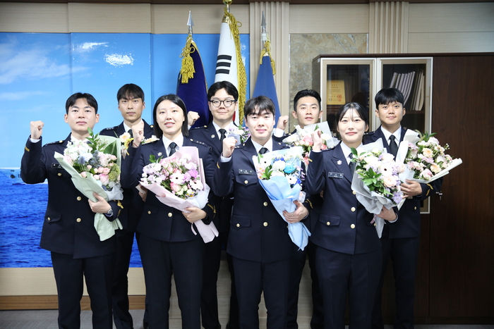 울산해양경찰서는 19일 서장실에서 해양경찰교육원을 졸업한 253기 신임 경찰관 8명에 대한 신규 임용식을 개최하고 간담회를 가졌다. 울산해경 제공