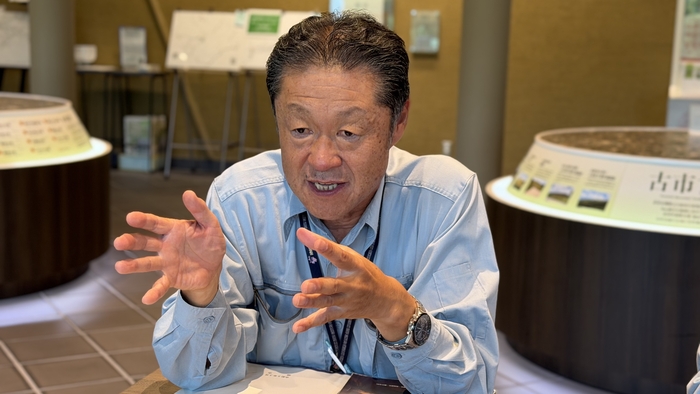 사카이시 문화관광국 역사유산활용부 세계유산과 이즈타키 히로유키씨가 본지와 인터뷰를 하고 있다.
