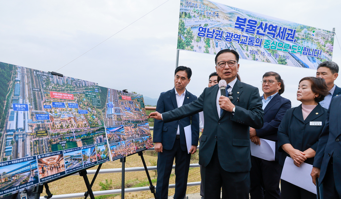이동권 북구청장이 19일 북구 북울산역 앞에서 북울산역세권 개발사업 추진 계획 등에 대해 설명하고 있다. 최지원 기자
