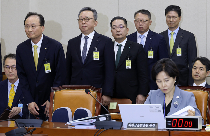 이환주 KB국민은행장(왼쪽)을 비롯한 시중 은행장들이 19일 국회 정무위원회에서 열린 금융감독원 등에 대한 국정감사에서 선서를 마친 뒤 자리에 앉고 있다. 왼쪽부터 이 은행장, 정상혁 신한은행장, 이호성 하나은행장, 정진완 우리은행장, 강태영 NH농협은행장. 연합뉴스