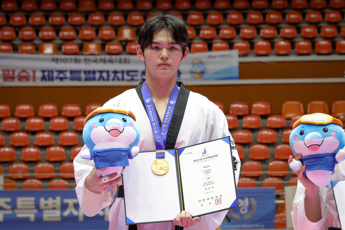 양준영 선수가 지난 18일 제주 한라체육관에서 열린 태권도 남자대학부 +87kg급에서 금메달을 목에 걸었다. 이수화 기자