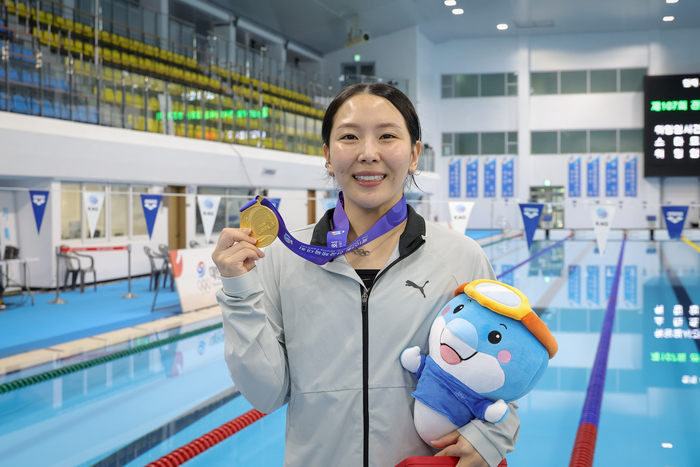 김수지 선수가 19일 제주종합경기장 실내수영장에서 열린 3m 스프링보드에서 금메달을 목에 걸었다. 이수화 기자