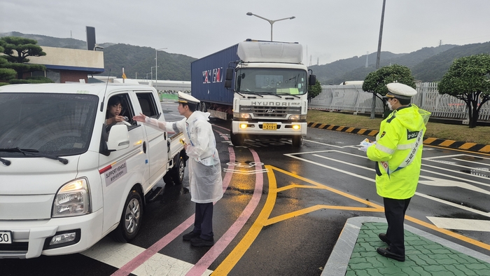 울산 북부경찰서는 20일 대형 화물차 통행이 빈번한 현대자동차 선적장 교차로에서 화물차 운전자를 대상으로 ‘교통안전 합동 캠페인’을 실시했다. 북부경찰서 제공