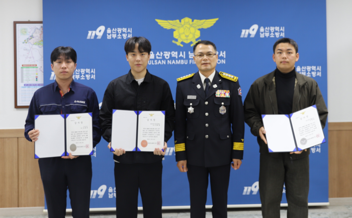 울산 남부소방서는 20일 최근 발생한 남구 달동 점포 화재 당시 신속한 신고와 초기 진압에 나서 화재 확산 방지에 기여한 시민 3명에게 감사장을 수여했다. 남부소방서 제공