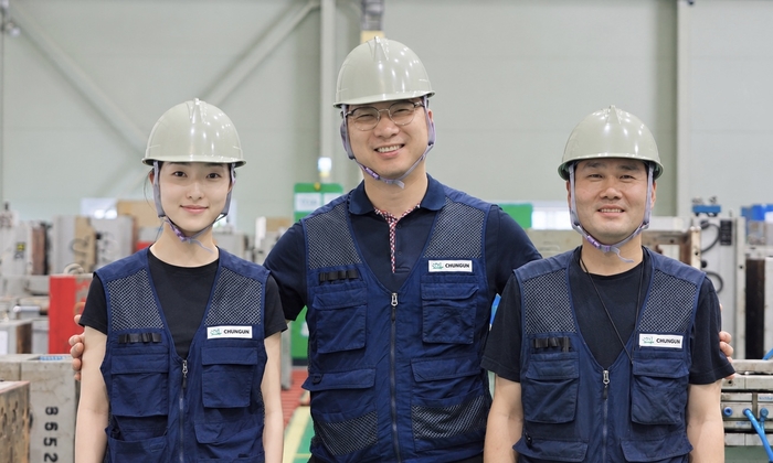근로자들이 산업현장에서 사용한 폐안전모로 만든 새활용 안전모 ‘다시쓸모’를 착용하고 환하게 웃고 있다. ‘다시쓸모’는 2025년 12월 안전인증에 이어 2026년 9월 환경표지 인증을 획득했다. 우시산 제공