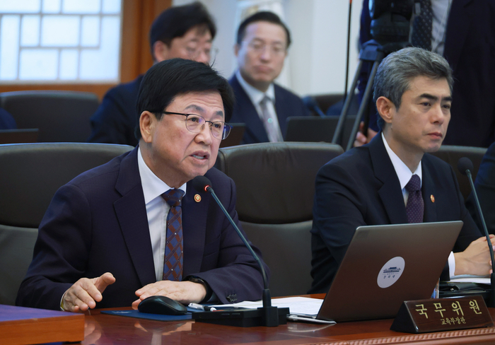 최교진 교육부 장관이 20일 청와대에서 열린 국무회의에서 업무 보고를 하고 있다. 연합뉴스