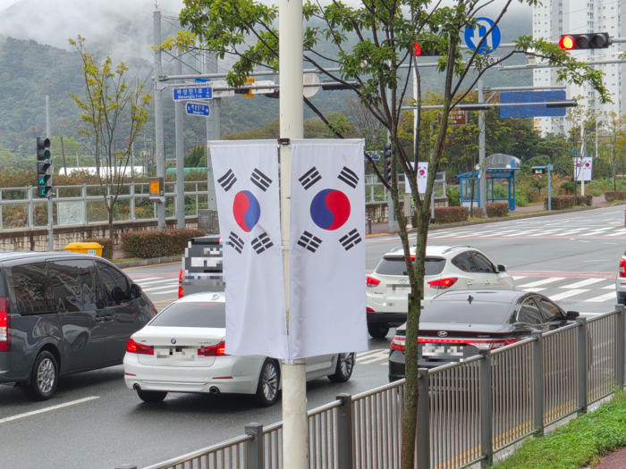 20일 찾은 울산 북구 박상진로 일대. 세로형 배너 태극기가 좌우 대칭으로 걸려 있다. 김귀임 기자