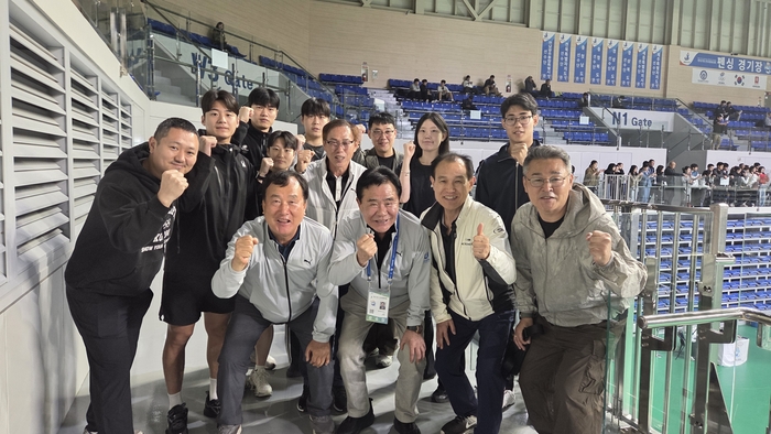 김철욱 울산시체육회장과 관계자들이 20일 서귀포종합체육관을 찾아 펜싱 선수들의 선전을 응원했다. 이날 남자 18세이하부 에페 단체전에 나선 울산고는 준결승전 서울선발에 39대45로 패해 동메달을, 여자 18세이하부 에페 단체전의 울산선발도 준결승전에서 강원 춘천여고에 25대45로 패해 동메달을 추가했다. 시체육회 제공