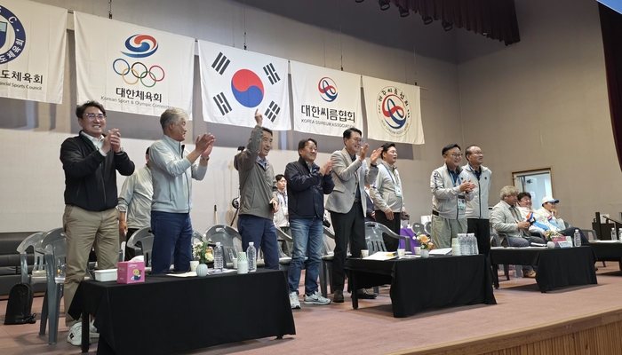 이순걸 울주군수를 비롯해 정우식 울주군의회의장, 이용식 울주군체육회장, 심창섭 울산광역시씨름협회장 등 관계자들은 20일 제주 한림체육관을 방문해 선수단을 격려하고 열띤 응원을 펼쳤다. 시체육회 제공