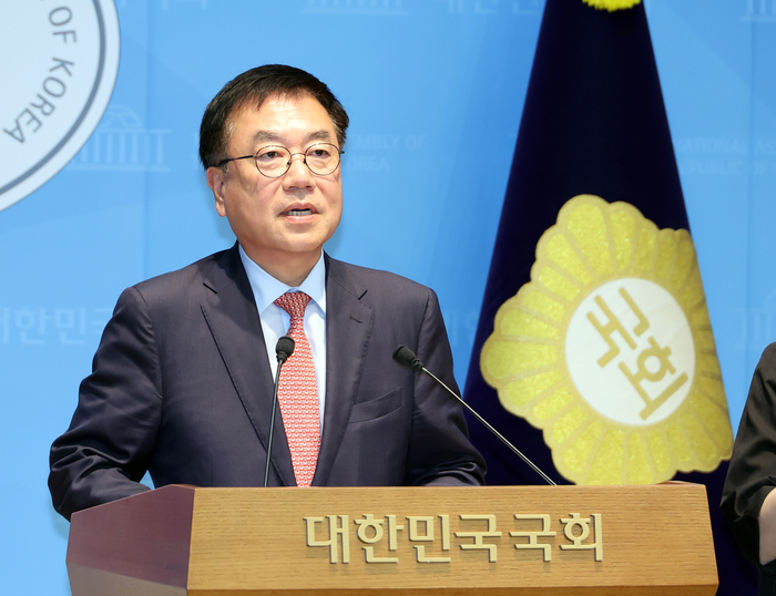 서범수 국민의힘 의원이 지방 국립대 2027학년도 신입생 등록금 전액 지원 정책을 두고 기존 재학생과의 형평성, 신입학 유인, 소득계층별 혜택 차이 등을 지적하며 교육부에 보완책 마련을 요구했다. 연합뉴스