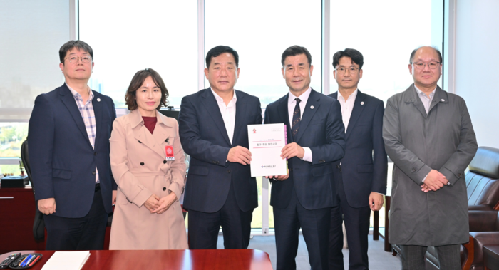 김영길 중구청장과 관계 공무원들은 21일 국회의원회관에서 박성민 국회의원을 만나 지역 주요 현안사업을 설명하고 국비 확보를 위한 정책적 지원을 요청했다. 중구 제공