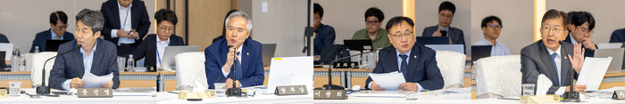 (왼쪽부터)더불어민주당 윤건영·양부남·이광희·이상식 의원이 질의를 하고 있다. 최지원 기자