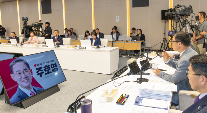 울산시에 대한 2026년도 국회 행정안전위원회 국정감사가 실시된 21일 울산시청 대회의실에서 김상욱 울산시장이 국민의힘 주호영 의원의 질의에 답변하고 있다. 최지원 기자